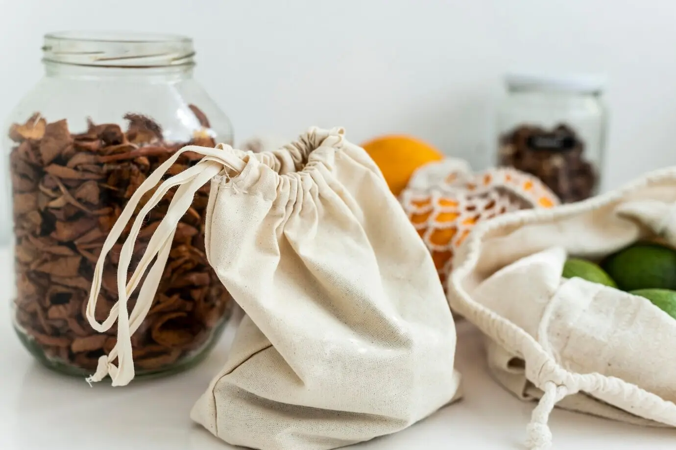 Композиция с мешками и банками